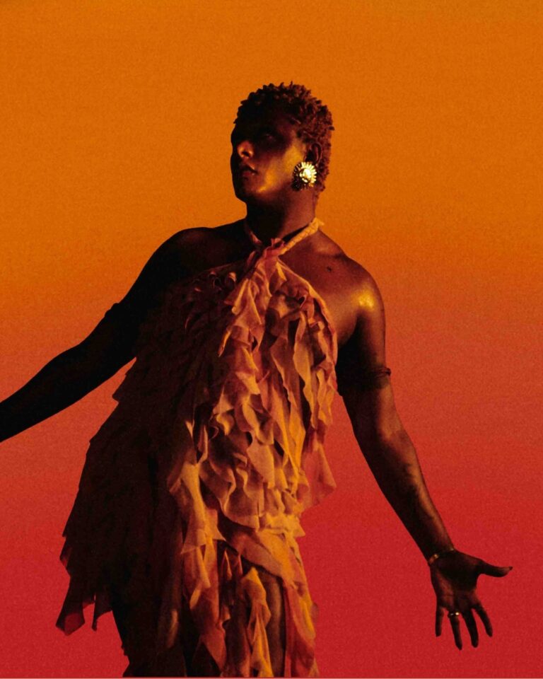 Die starke schwarze Frau mit den schrecklichen Augen